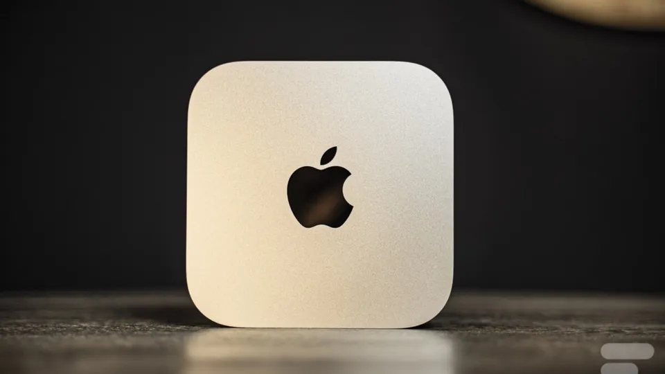 Mac mini M4 argenté, petit boîtier carré au logo Apple noir, posé sur une table sombre