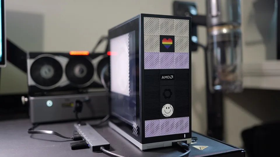 Framework Desktop, petite tour de 4,5 litres à façade en tuiles colorées, posée sur un bureau
