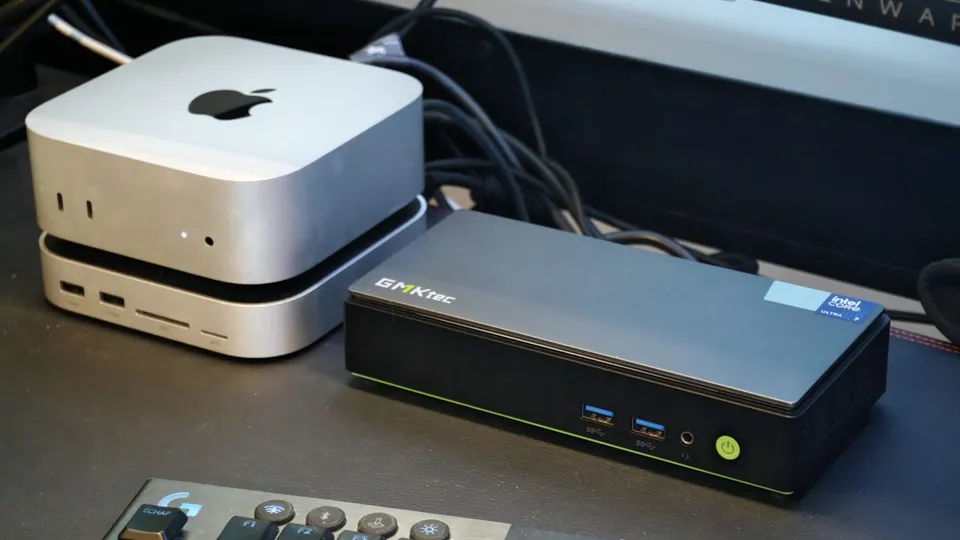 GMKtec NucBox K13, boîtier plat gris foncé posé à côté d'un Mac mini sur un bureau