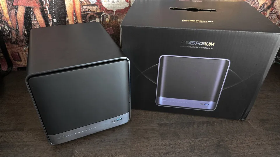 Minisforum N5 MAX AI NAS, cube noir à cinq baies posé devant sa boîte